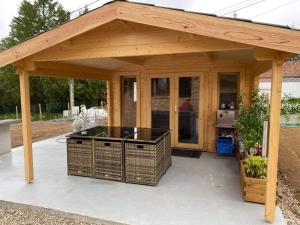 einen Holzpavillon mit einer Küche im Hinterhof in der Unterkunft Gîte PRIMA LUCE in Preures