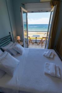- une chambre avec un lit et une vue sur l'océan dans l'établissement Lemoni Luxury Residence in front of the Sea, à Kekhriaí