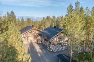 - une vue aérienne sur une maison dans les bois dans l'établissement LeviDay 3&4, à Levi