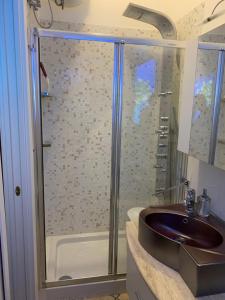 La salle de bains est pourvue d'un lavabo et d'une douche. dans l'établissement Casa Antica Savoia, à Taormine