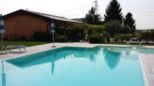 Der Swimmingpool an oder in der Nähe von Agriturismo La Palazzina