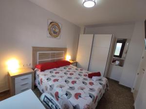 1 dormitorio pequeño con 1 cama, vestidor y 1 cama sidx sidx sidx sidx en Villa Patricia, en Málaga