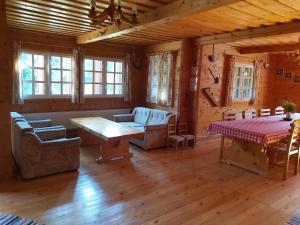 ein Wohnzimmer mit einem Tisch und einem Sofa in der Unterkunft Casa Edelweiss - Gyopár - Flore de colt in Rimetea