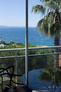 アジャクシオにあるMare e Vistaの海の景色を望む客室です。