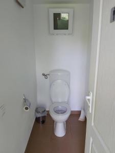A bathroom at Bungalow Camping Edelweiss - Floare de colt - Gyopár