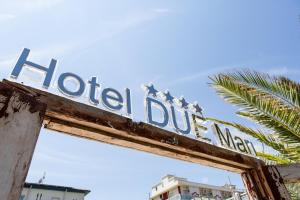 a street sign for a hotel ditch with a palm tree at Hotel Due Mari & SPA in Rimini