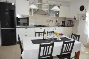 Kuchyň nebo kuchyňský kout v ubytování Apartment Rita + 32 fotografií