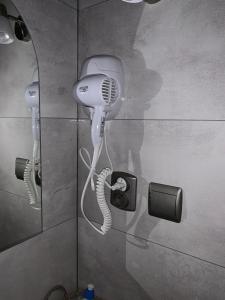 W łazience znajduje się suszarka do włosów i lustro. w obiekcie U Halinki w Czorsztynie