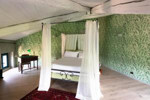 ein Schlafzimmer mit einem Himmelbett und einem Klavier in der Unterkunft Pampucet in Colcavagno