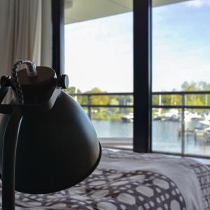 Postel nebo postele na pokoji v ubytování Näher am Wasser kann man nicht wohnen!