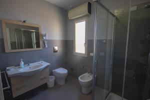ポルト・エンペードクレにあるMaisonBlancheのバスルーム(シャワー、洗面台、トイレ付)
