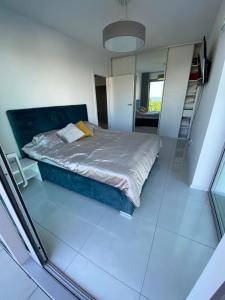 Łóżko lub łóżka w pokoju w obiekcie MIĘDZYZDROJE,BALTICUS PROMENADA GWIAZD 14, Apartament z odrębnym salonem i sypialnią z Widokiem na morze