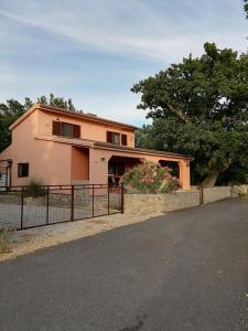 Το κτήριο όπου στεγάζεται  το διαμέρισμα