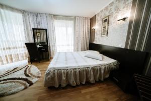 a bedroom with a bed and a desk in it at Vila CLASS in Vatra Dornei