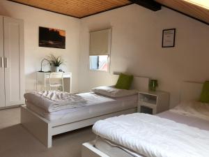 a bedroom with two beds and a window at Ringdays Guesthouse in Müllenbach