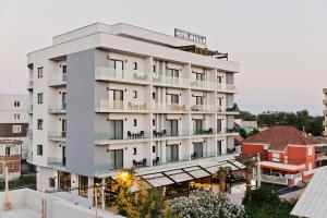 une image d'un bâtiment dans une ville dans l'établissement HOTEL HILLS - Free Parking & Breakfast, à Ulcinj