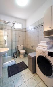 A bathroom at Irinis House