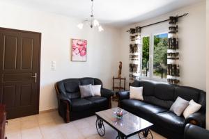 A seating area at Irinis House