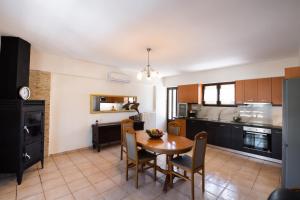 A kitchen or kitchenette at Irinis House