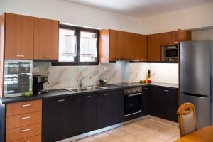A kitchen or kitchenette at Irinis House