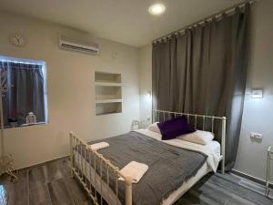 1 dormitorio con cama y ventana en Puy Villa Roca Tiberias, en Tiberíades