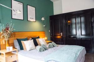 PERFECT B&B MIDDLE OF AMSTERDAM في أمستردام: غرفة نوم بسرير كبير ومخدات زرقاء وبيضاء
