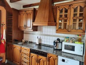 A kitchen or kitchenette at Casa Viduedo