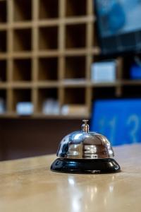 um telefone em cima de uma mesa em Hotel Silva em Ferrol