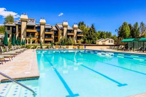 a large swimming pool in front of a hotel at Sun & Ski in Sun Valley