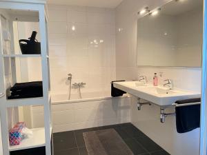 Koupelna v ubytování Näher am Wasser kann man nicht wohnen! + 54 fotografií