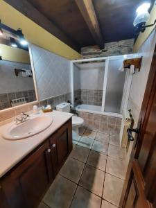 A bathroom at Casa Viduedo