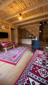 um quarto grande com dois tapetes no chão em Çimen apart em Çamlıhemşin
