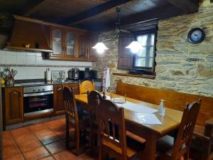 A kitchen or kitchenette at Casa Viduedo