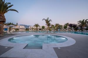 A piscina localizada em Hotel Esperia ou nos arredores
