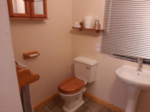 ein kleines Badezimmer mit Toilette und Waschbecken in der Unterkunft Rosenhof Nut Hut Cottage in Clanwilliam + 40 Fotos