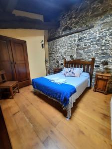 A bed or beds in a room at Casa Viduedo