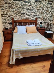A bed or beds in a room at Casa Viduedo