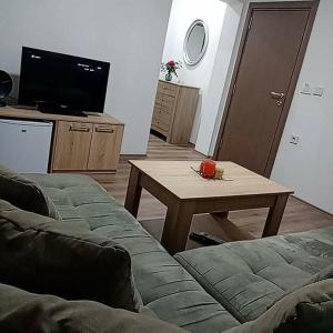 un soggiorno con divano e tavolo di Dany Apartments a Gevgelija