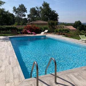 una piscina con acqua blu in un cortile di Chez Pat et Dom ad Aix en Provence