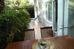 Rõdu või terrass majutusasutuses Garden flat in Prince islands, Heybeliada