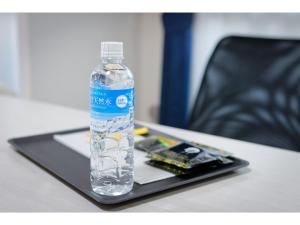 さいたま市にあるHOTEL Nishikawaguchi Weekly - Vacation STAY 44769vのテーブルの上に座った水