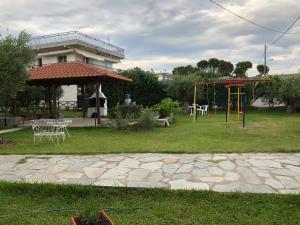 plac zabaw w ogrodzie z domem w obiekcie THEA SEA APARTMENT w mieście Nea Moudania