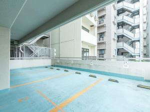 さいたま市にあるHOTEL Nishikawaguchi Weekly - Vacation STAY 44769vの建物を背景にした空きスイミングプール