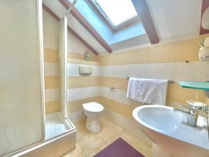 un bagno con doccia, WC e lavandino di Villa Casa di Pietra - Budva Old town a Budua Altre 101 foto