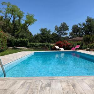 - une piscine avec deux chaises dans la cour dans l'établissement Chez Pat et Dom, à Aix-en-Provence