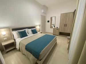 - une chambre avec un grand lit et des oreillers bleus dans l'établissement B&B MarAlè, à Porto Cesareo