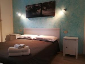 - une chambre avec un lit et 2 serviettes dans l'établissement B & B Color Rovereto, à Rovereto