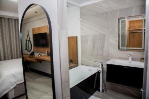 Ванна кімната в Nare Boutique Hotel