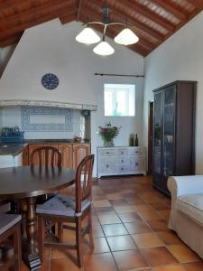 a kitchen and dining room with a table and chairs at Casa rural Los Dragos in Fuencaliente de la Palma