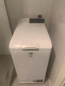 コウォブジェクにあるApartamentの- 白い洗濯機&乾燥機(客室内)